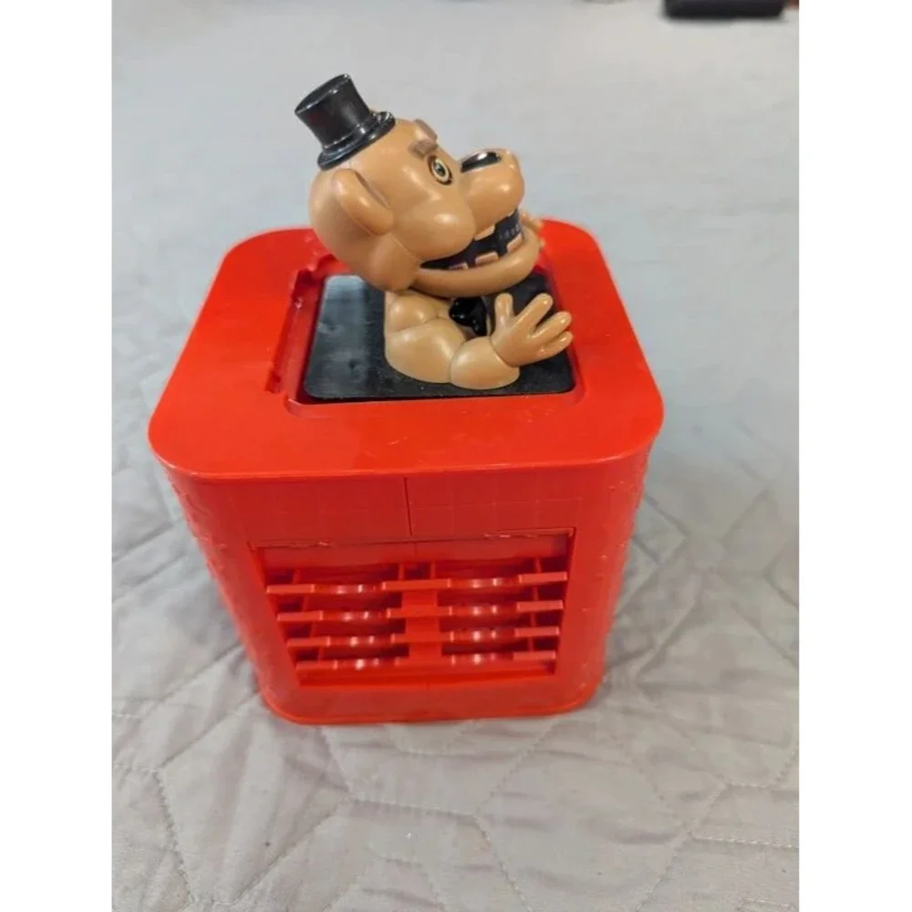 Five Nights at Freddys Scare In The Box Game Works Freddy Fazbear - Missing Lid